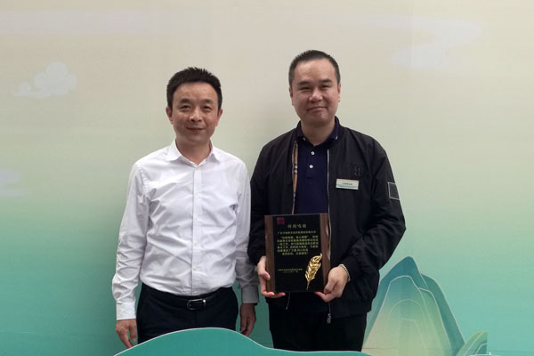 T3：航城街道办党委书记罗维（左）与胡家华董事长合影留念.jpg